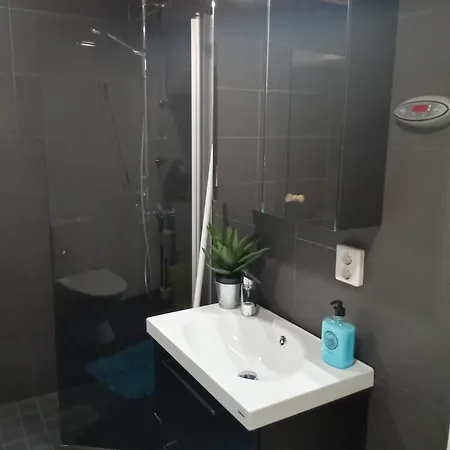 Apartment Penthouse-tasokas Moderni Kaupunki Huoneisto Huipulla -iso Jacuzzi Omalla Kattoterassilla - Aurinkotuolit Ja Aurinko Odottaa Sinua - Huikea Maisema- - 10 Hloe - Free Parking