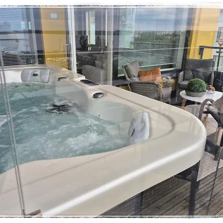 Penthouse-tasokas Moderni Kaupunki Huoneisto Huipulla -iso Jacuzzi Omalla Kattoterassilla - Aurinkotuolit Ja Aurinko Odottaa Sinua - Huikea Maisema- - 10 Hloe - Free Parking * Tampere